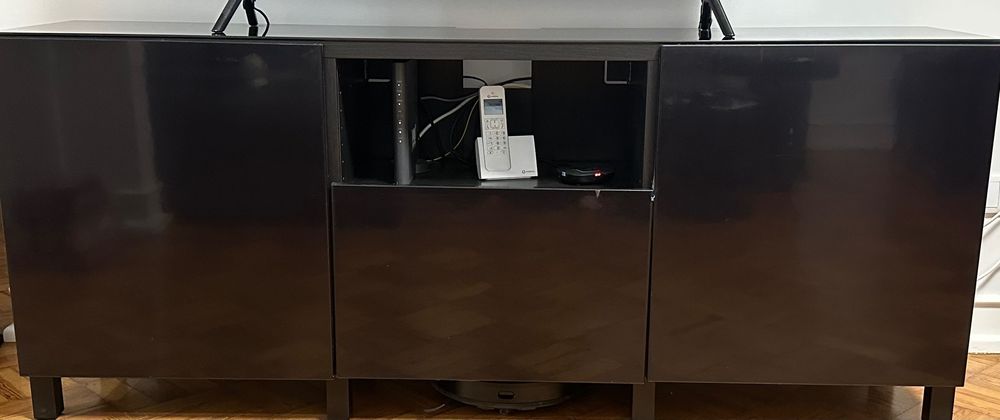 Móvel de TV com tampo de vidro