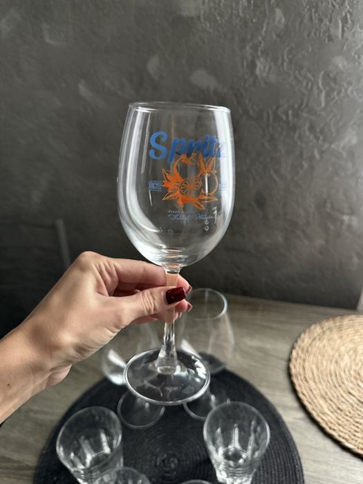 Набір бокалів та стаканів