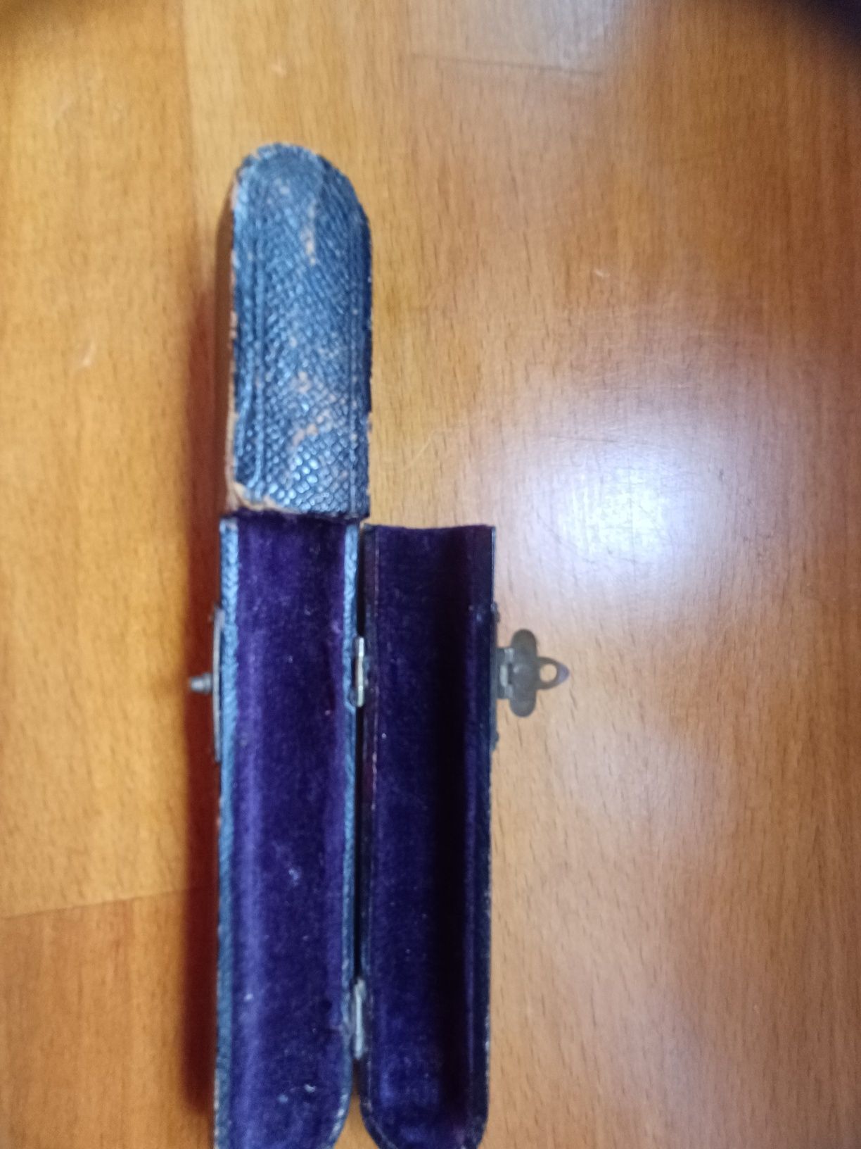 Stare etui na termometr rtęciowy.