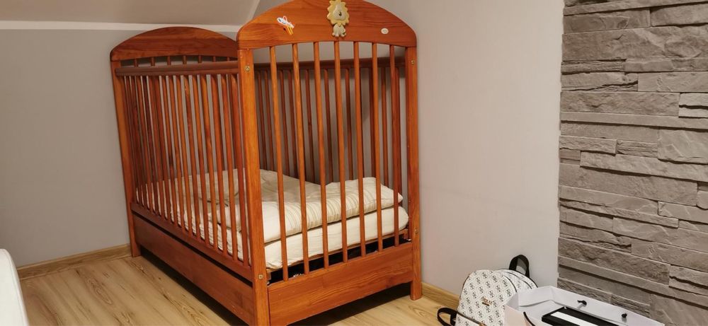 Łóżeczko dziecięce z szufladą firmy Drewex