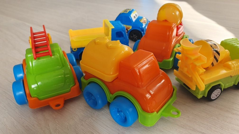 Іграшки машинки пластикові