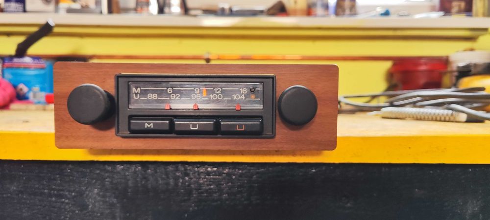 Historyczne radio samochodowe