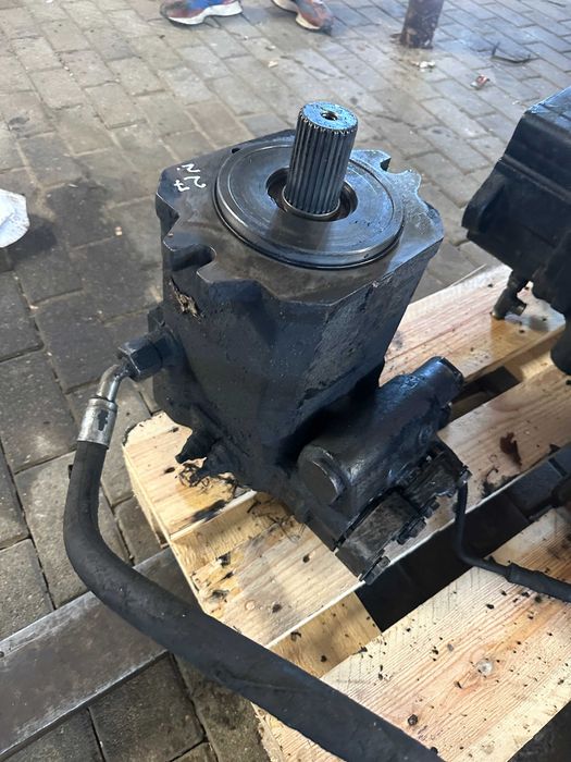 Hydromotor Silnik Jazdy Linde 2HL-100 HMV135-02 HMV135 Cat M315 M 315