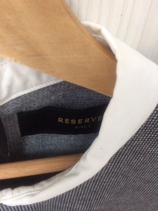 Szara sukienka w kratecxke z białym kołnierzykie reserved l