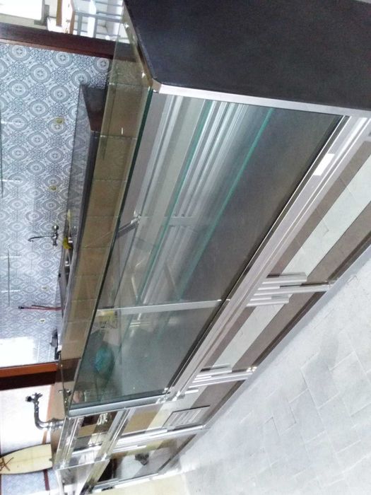 Balcão inox  a funcionar para desocupar