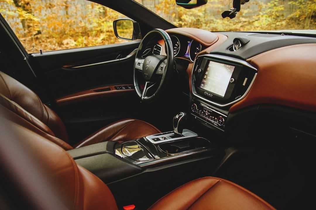 Samochód Maserati auto do ślubu na wesele, do zdjęć, filmów kawalerski