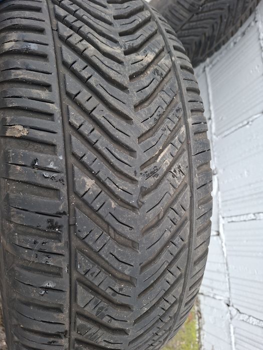 Komplet koł wielosezonowych Kormoran 215/55/17.