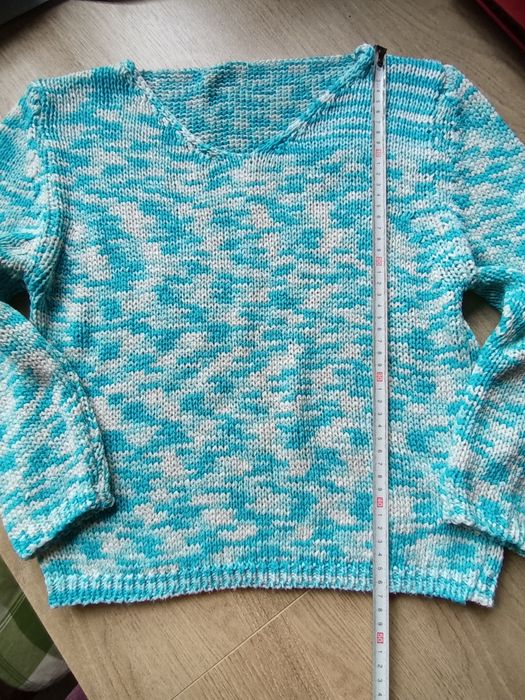 Mięciutki sweterek błękitny melanż robiony na drutach