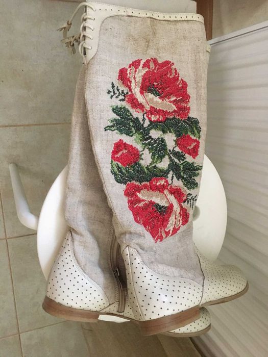 Чоботи жіночі з українським орнаментом.