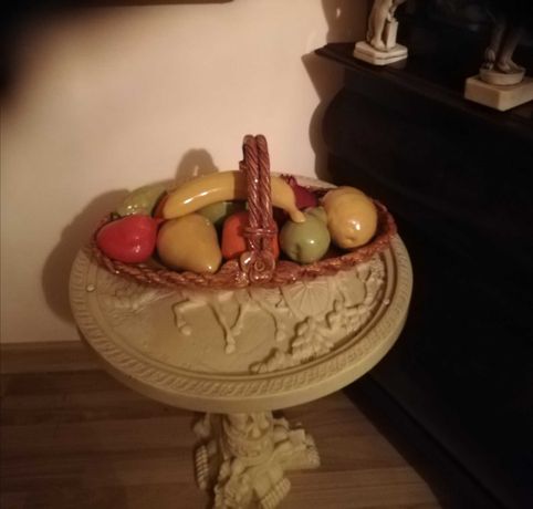 Ceramika kosz z owocami piękny