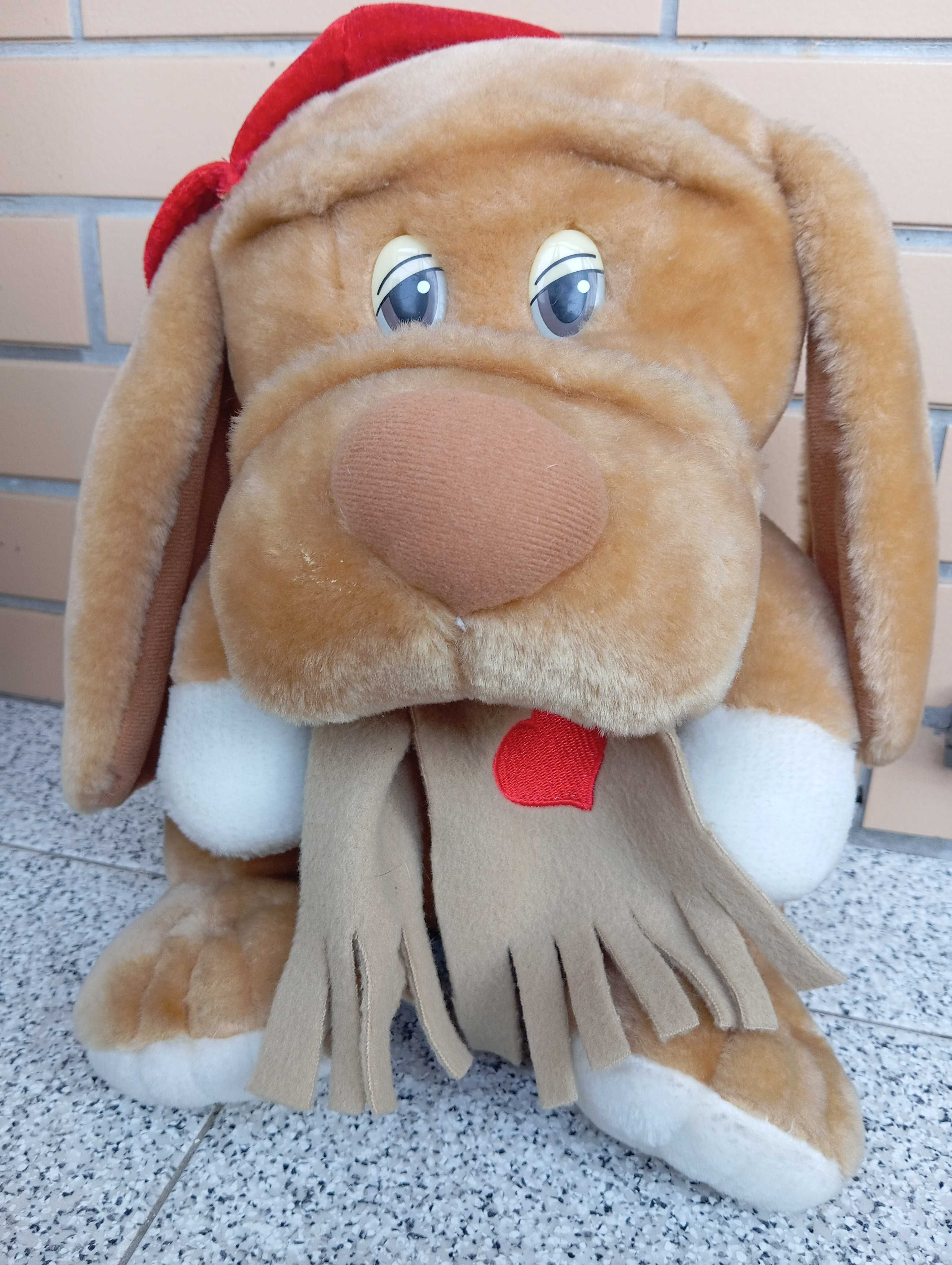 Cão peluche fofinho