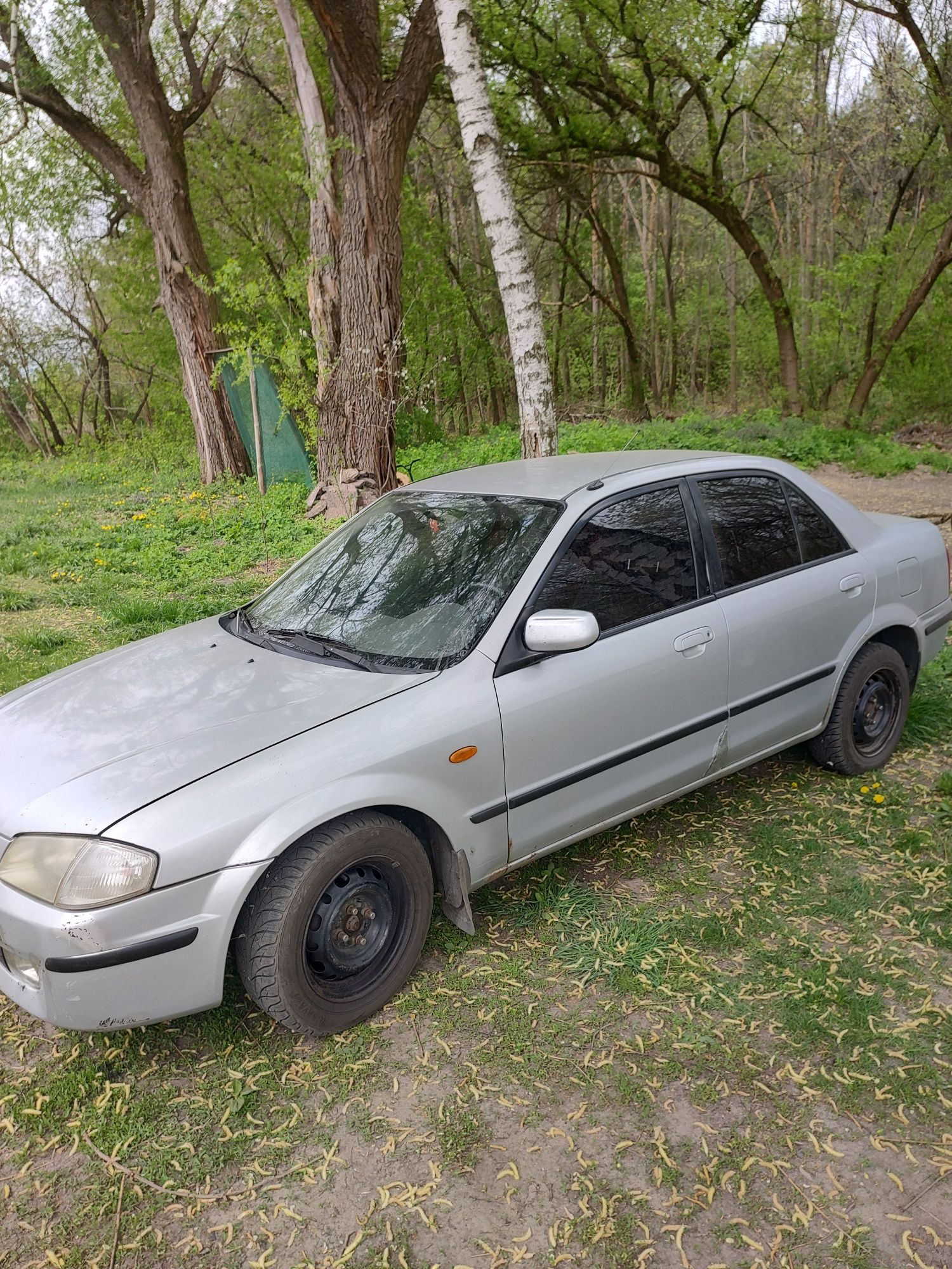 Мазда 323 1999 рік.