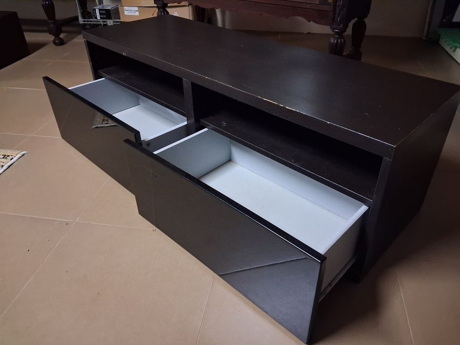 Móvel Besta Wengue com portas lacadas preto brilhante