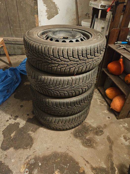 Opony zimowe Nokian WR D4 195/65R15 91T + Felgi stalowe VW 5x112