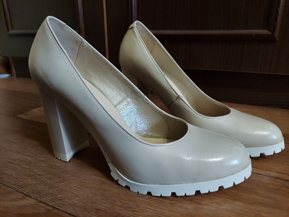 Жіночі шкіряні туфлі