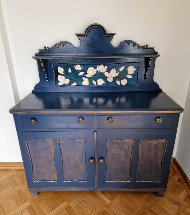 Zabytkowa komoda z nadstawką po renowacji ręcznie malowana