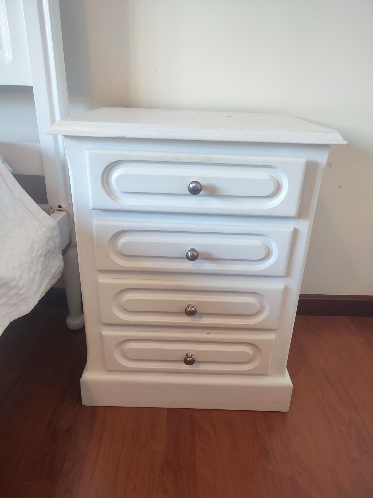 Cama com mesinhas de cabeceira branca