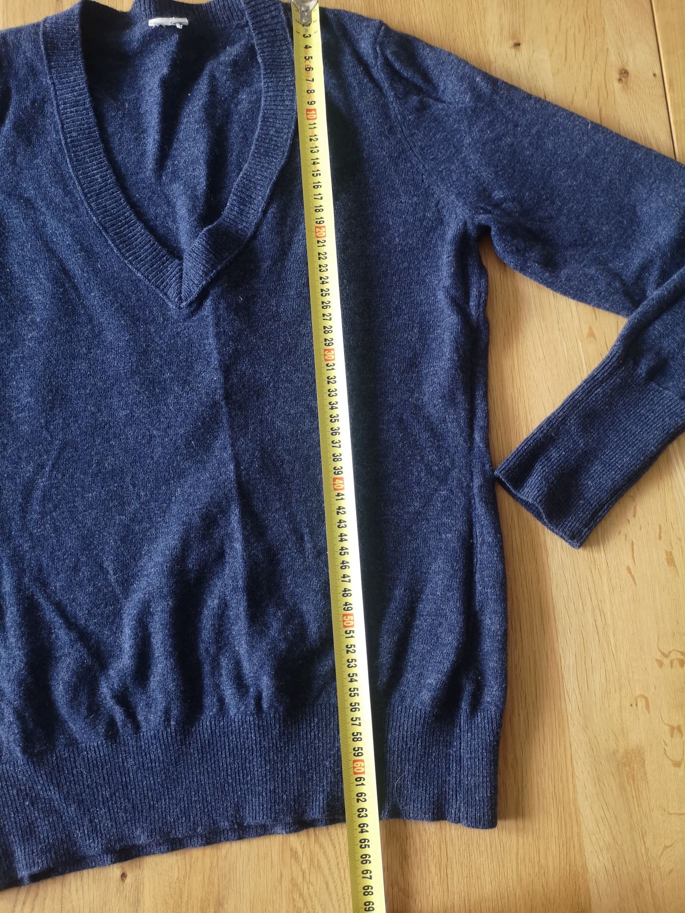 Granatowy sweter 80% wełny