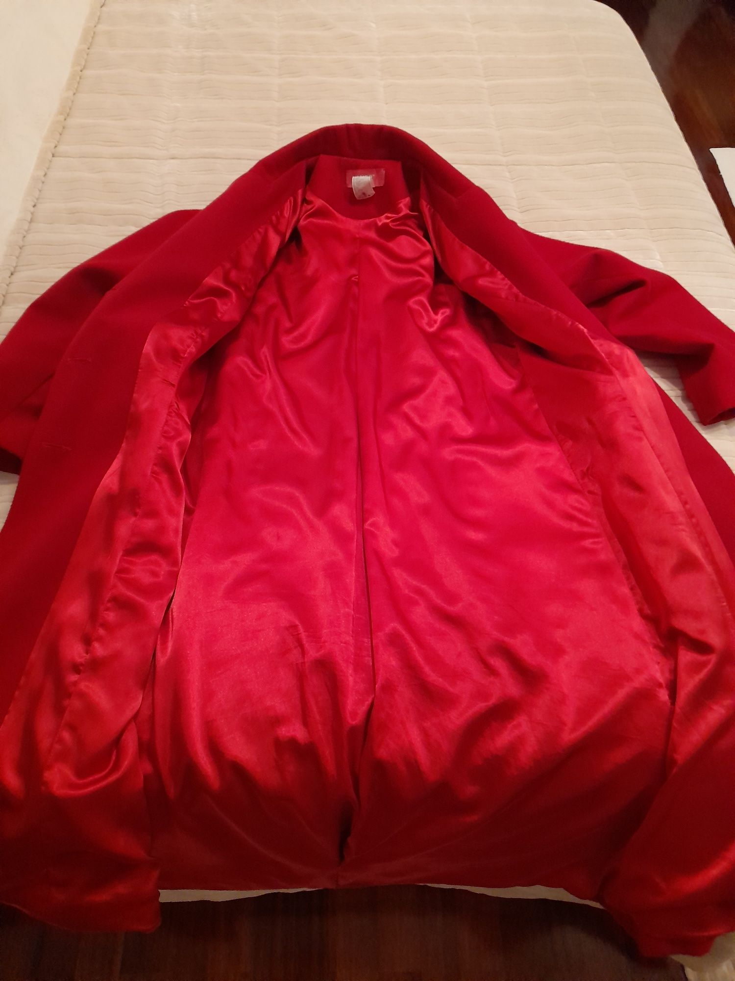 Casaco vermelho Ferrari, comprido, com botões e bolsos, como novo.