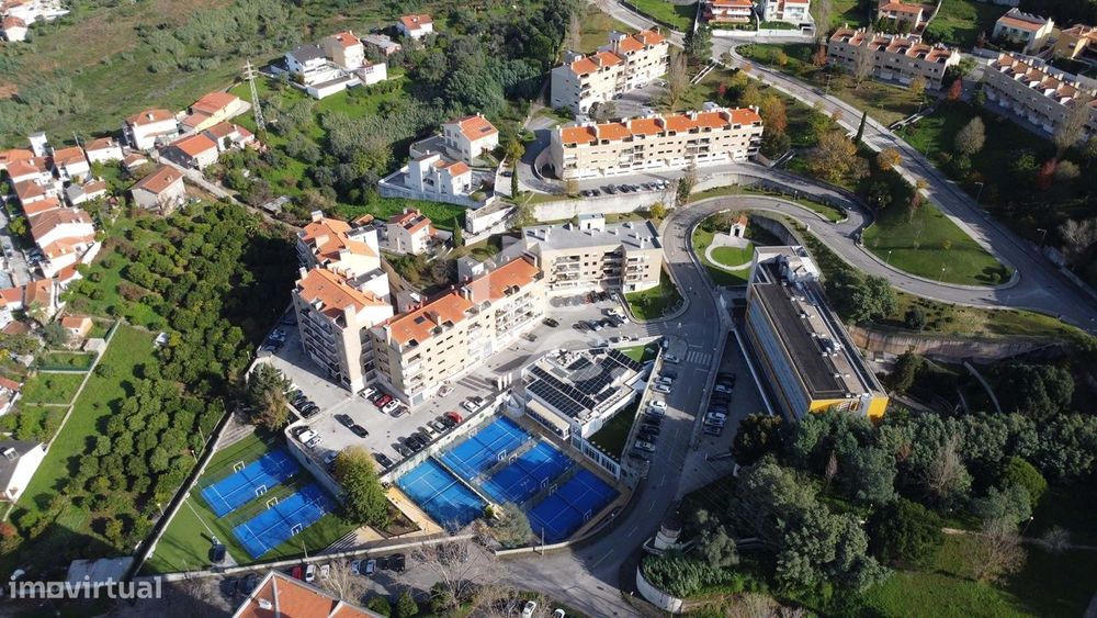 Excelente T5 Duplex com garagem dupla, terraço com churrasqueira na Qu