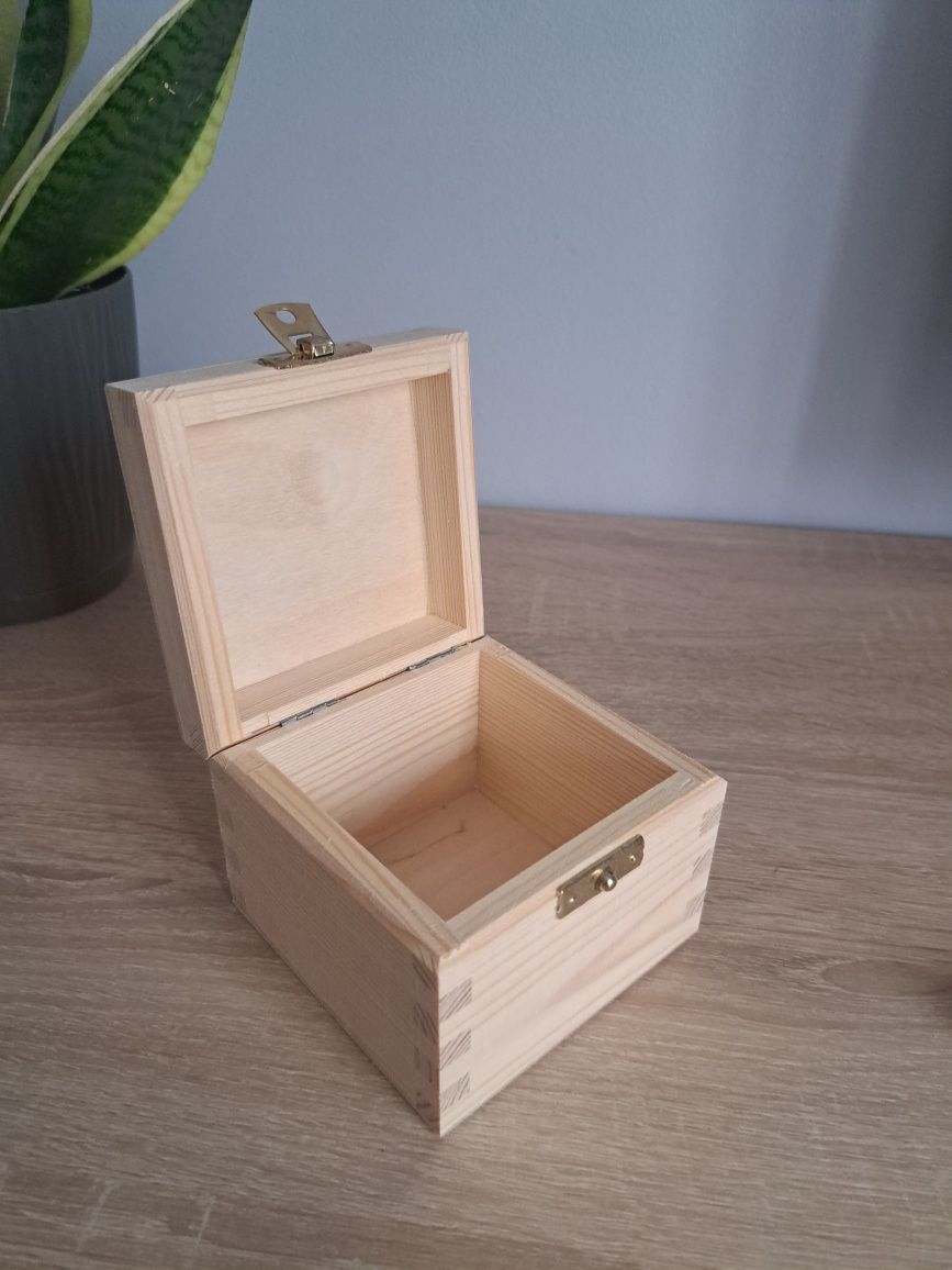 Pudełko drewniane z zatrzaskiem