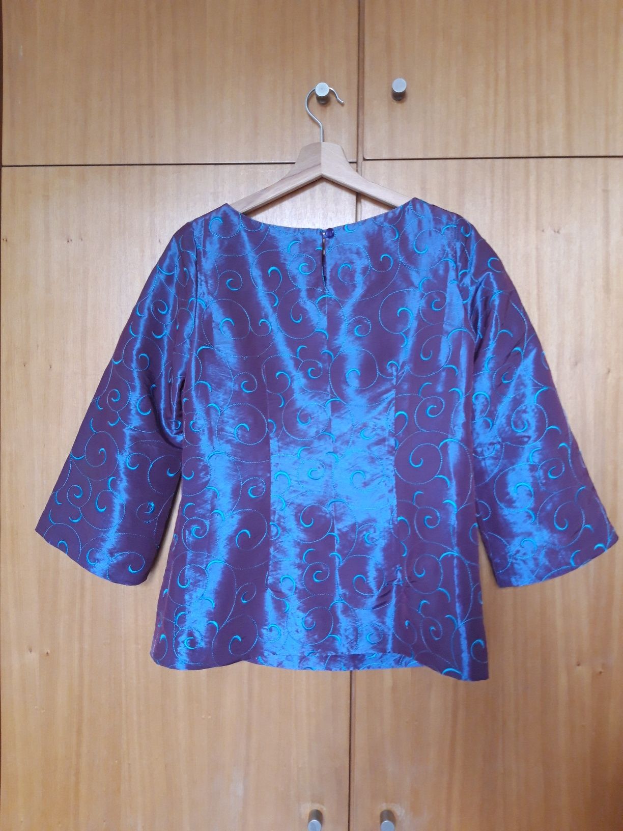 Deslumbrante blusa de festa de cor lilás c/ padrões azuis (M)