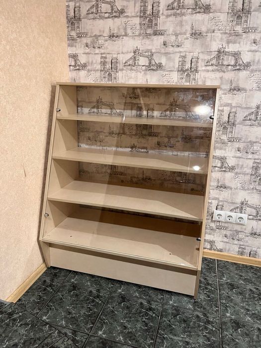Вітрина склянна для магазину або офісу