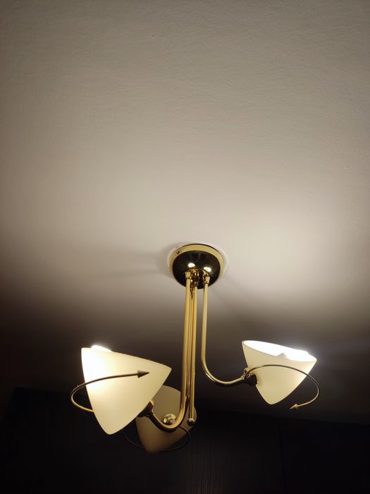 Żyrandol w kolorze złotym ze szklanymi białymi kloszami