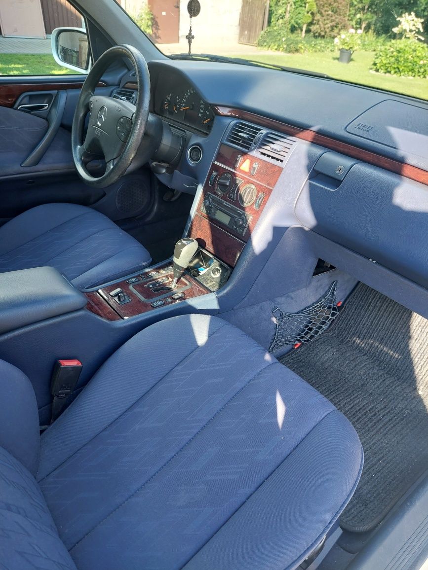 Mercedes-Benz 220