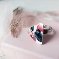 Trójkątny pierścionek z fajansu w kwiaty