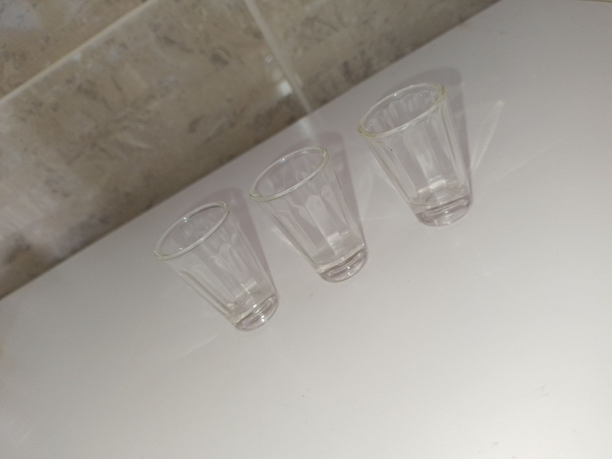 Copos de vidro em miniatura