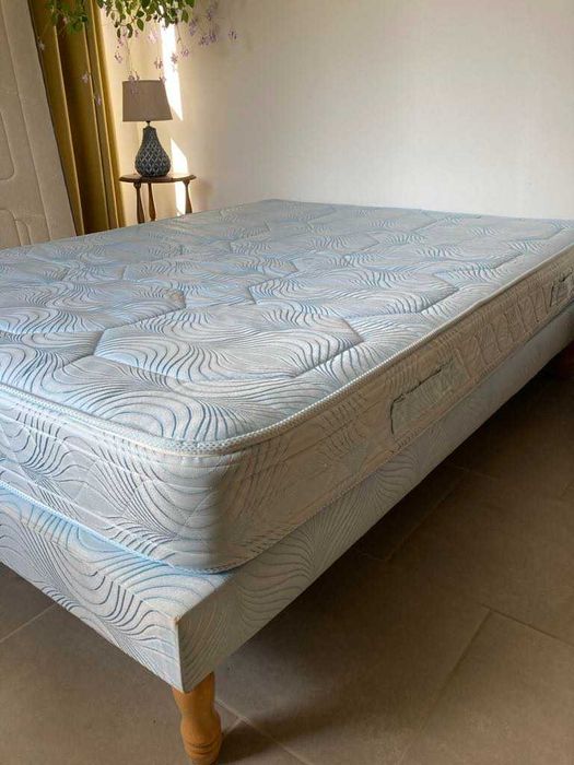 Base de cama com colchão 140/190 limpo e funcional