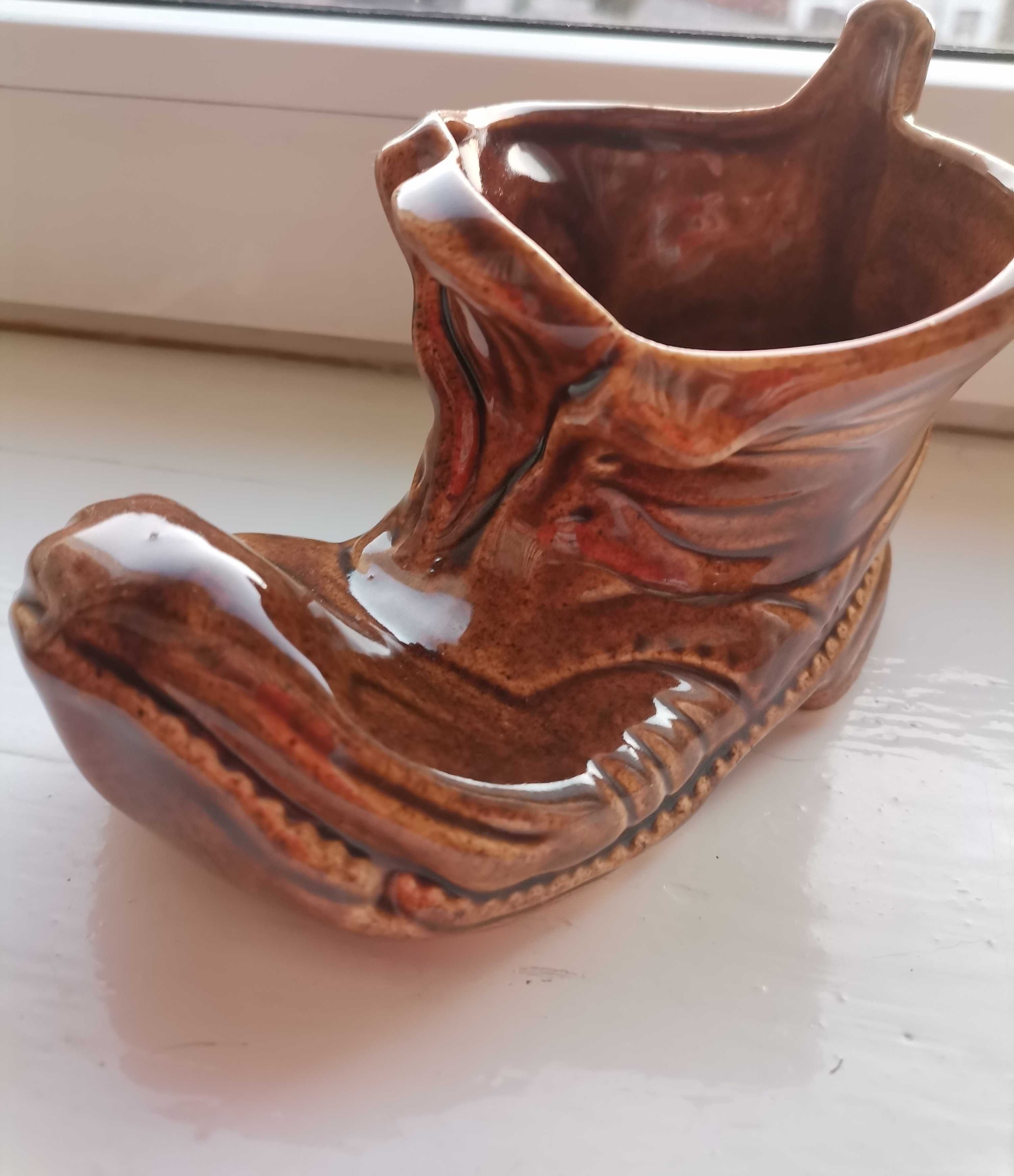 Ceramiczna figurka but