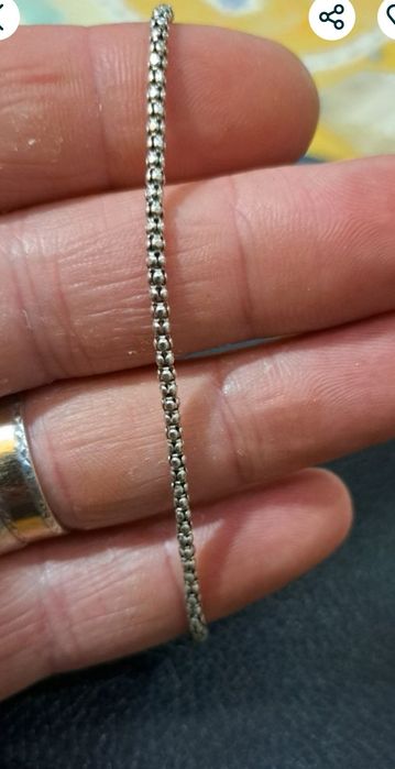 Pulseiras vintage em prata contrastada.