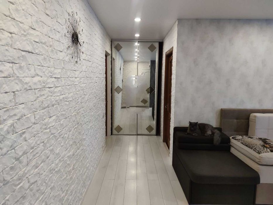 Продаж затишної  трикімнатної квартири в центрі міста.