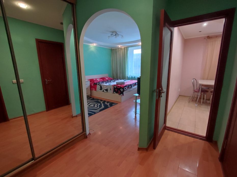 1-кім. Центр. "Злата плаза". Дзеркальна шафа навпроти ліжка. Подобово.