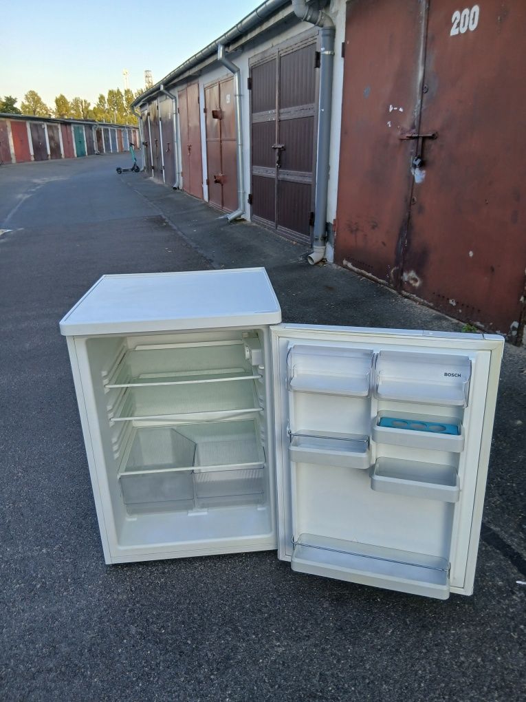 Mała lodówka chłodziarka firmy BOSCH w bardzo dobrym stanie.