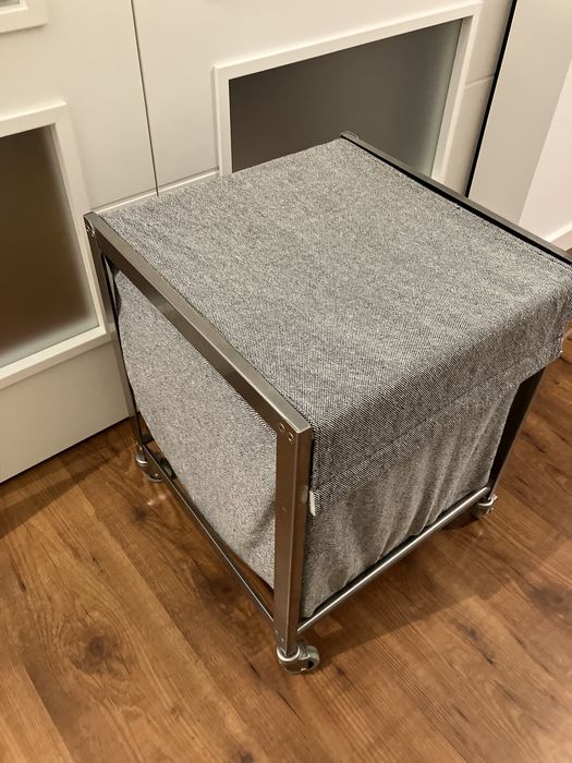 Carrinho de roupa suja