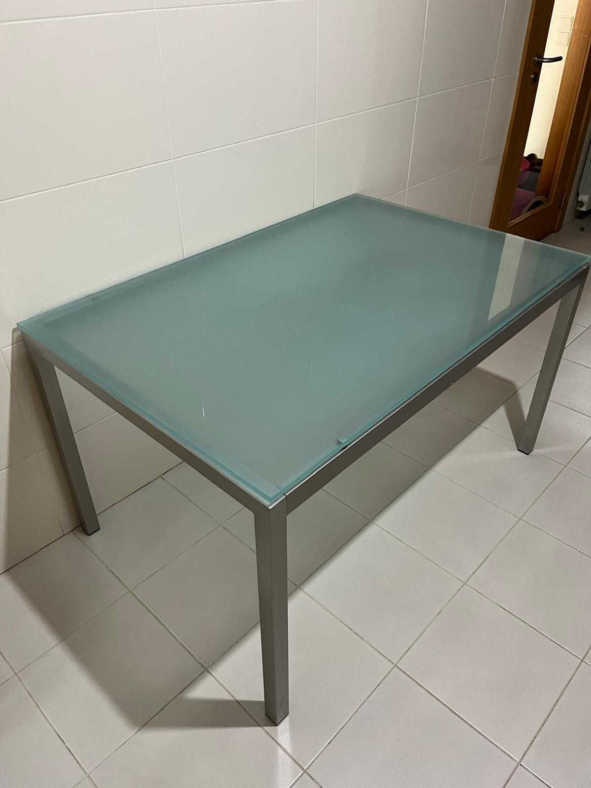 Mesa de cozinha em vidro