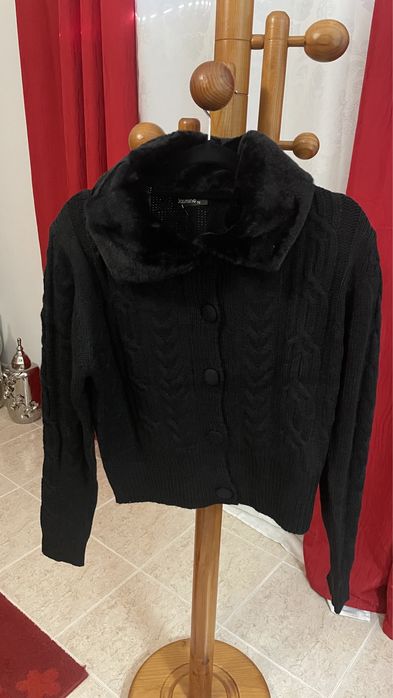 Casaco malha preto gola pelo
