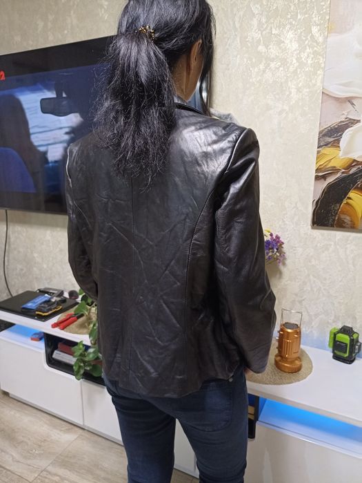 Продаю женский кожаный пиджак пр-ва Франция.