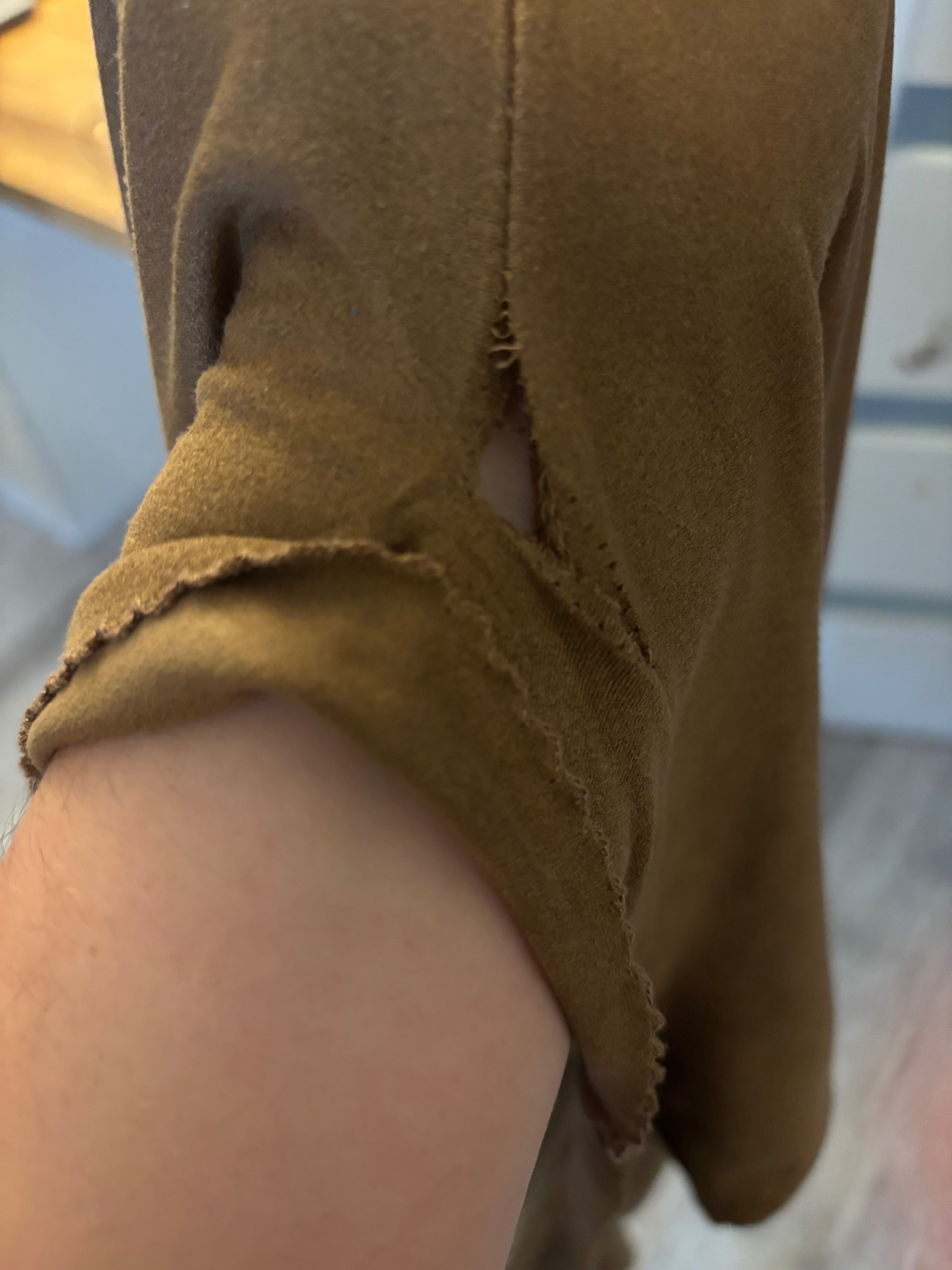 Stylowa narzutka w modnym kolorze camel