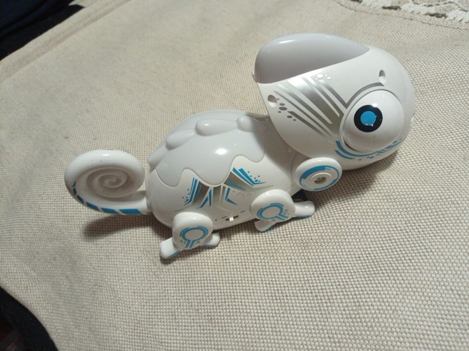 Робот-хамелеон. Іграшка.