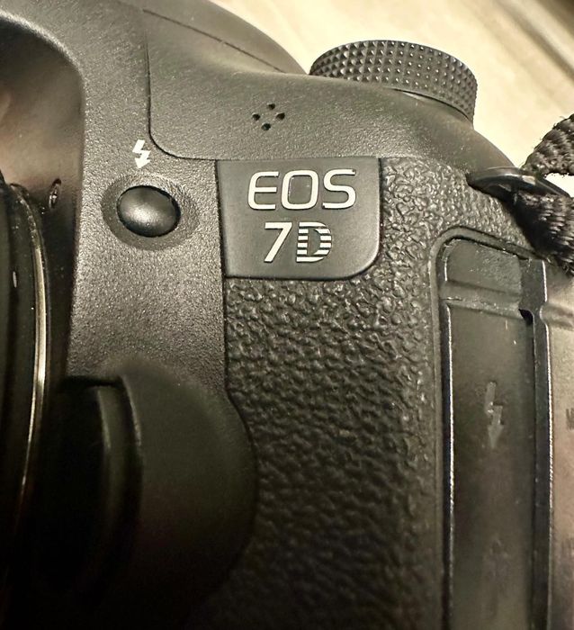 професійний фотоапарат Canon EOS 7D з обʼєктивом Sigma DC 17-50mm