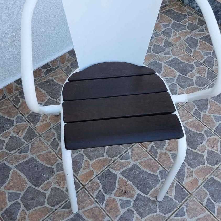 Mesa com duas cadeiras