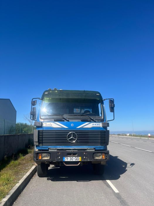 Camião Mercedes 2435 tribasculante