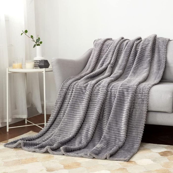 Przytulny kocyk flanelowy szary nowy prążek 150 x 200cm