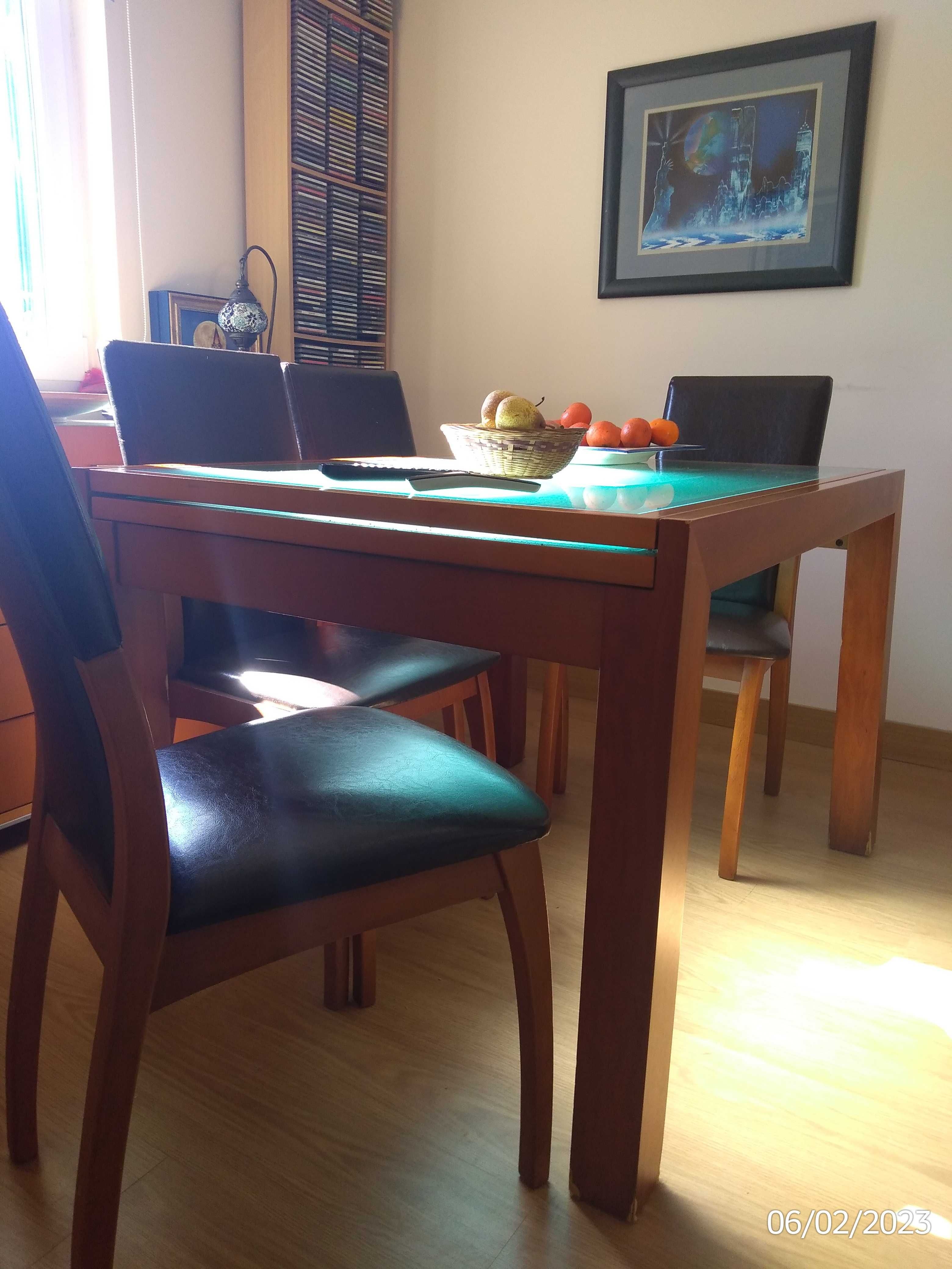 Mesa e 4 cadeiras para sala jantar