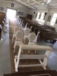 Dekoracje ślubne krzesła białe klęcznik