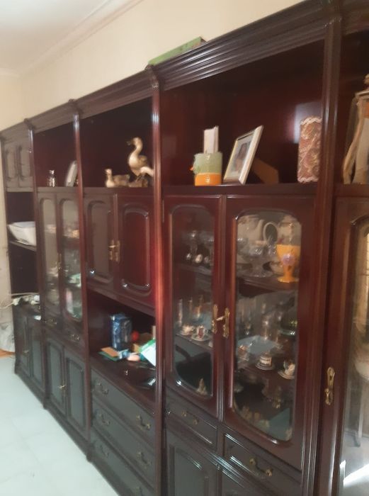 Móvel de Sala em Madeira com Vitrinas e Arrumação